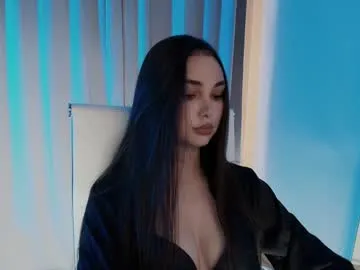 hollyextra Image 16